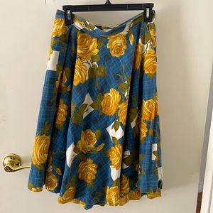 Beautiful 50-60s type of skirt. I’m 5’2 so hits Below knee length.